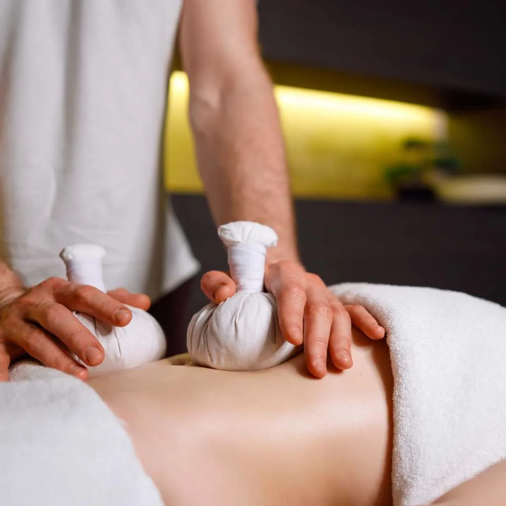 Салон масажу Insay в Харкові масаж трав'яними мішечками