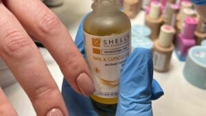 Масло для кутикул на маникюре.