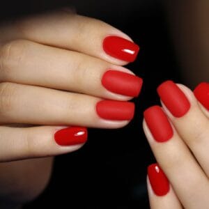 Червоні нігті