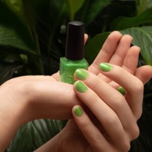 Салатовий манікюр