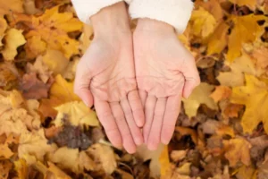 Уход за руками осенью