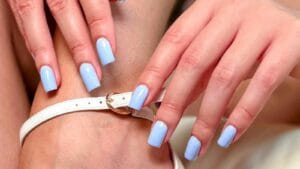 голубой маникюр