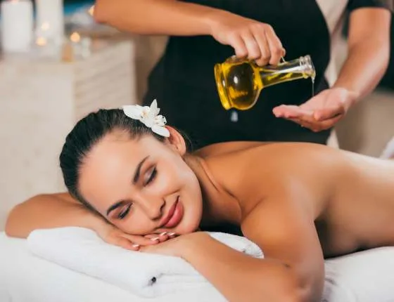 Чудове поєднання насиченого та якісного масажу, з процедурами для тіла. А саме обгортання та скрабування косметикою Morjana. Масаж виконується якісною та дуже приємною олією Ши. Яка живить шкіру та залишає незубутній аромат після процедур. Після процедури на ас очікує наш смачний трав’яний чай з горіхами та медом