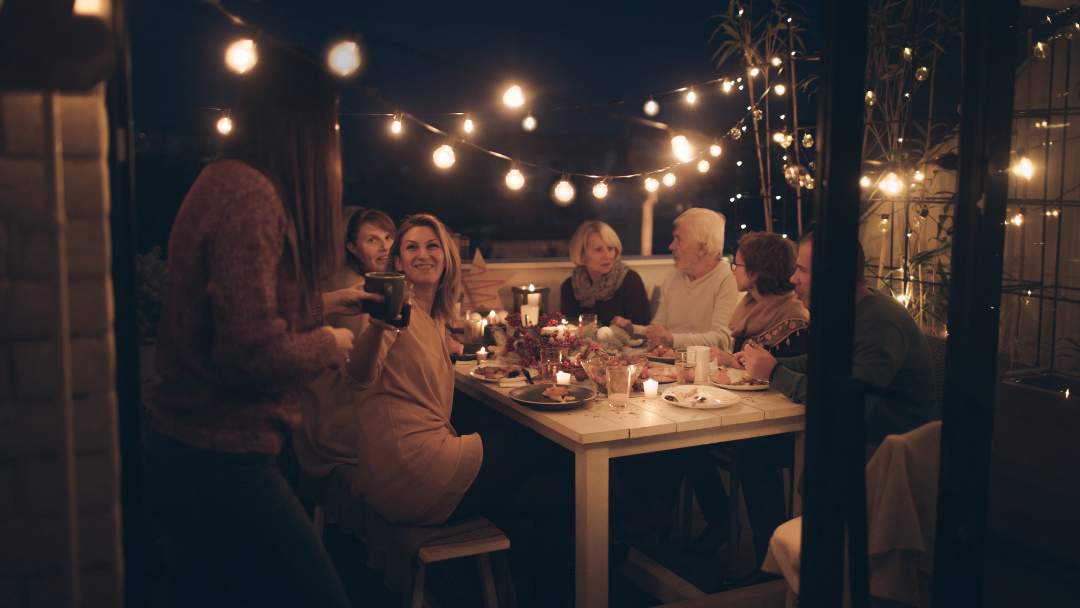 Святкова вечеря в ресторані, у сімейному колі з дітьми та онуками