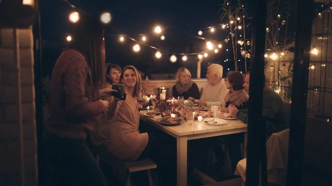 Святкова вечеря в ресторані, у сімейному колі з дітьми та онуками