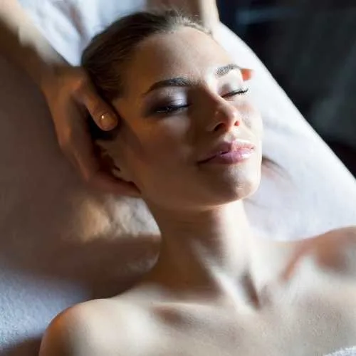 задоволена жінка на масажі