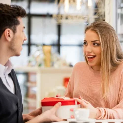 удивленная девушка от подарка