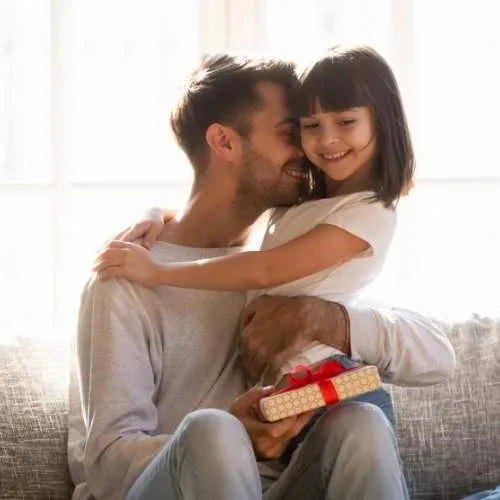 маленькая девочка радуется