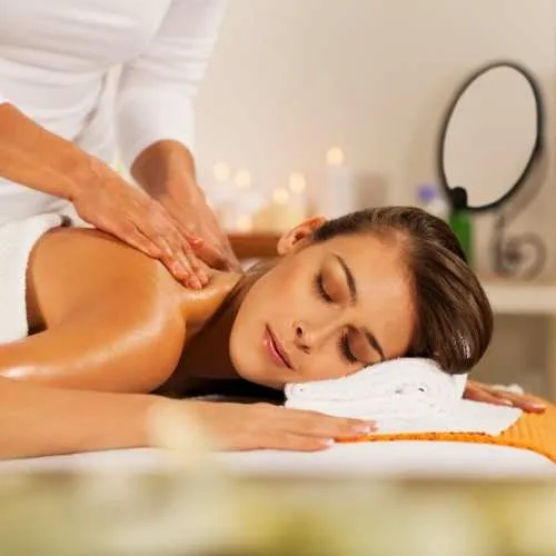 дівчина під час масажу